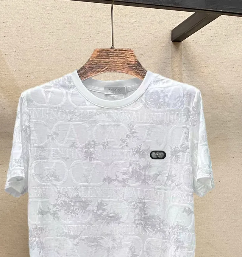 VLTN Valentino SS spring and summer top counter short-sleeved T-shirt (complete with 3 labels) is made of imported Tencel cotton + jacquard fabric, original counter fabric, super brand recognition, high street and exquisite style, it will definitely become the best choice for high street appearances, short-sleeved T-shirt for couples. The fabric is light and refreshing, has a strong say in texture and comfort, has a delicate feel, is comfortable to wear, and has a good upper body effect. The mercerized cotton fabric is very soft to the touch and cool on the upper body. This is the first time I have gotten such functional fabric in a long time. It is really good! It’s not a cheap style or material, you will definitely like it if you are trendy! Made with the fusion of top elements, the upper body comfort is unparalleled. It can be said that it is a must-have in summer, and it is more fashionable and can easily create a fashionable super item. It interprets your luxury and taste and creates your fashionable style and charm. Fashionable round neck chest T-shirt This T-shirt has exquisite craftsmanship and full design sense! The matching is trendy and stylish! The must-have item has an elegant upper body, looks good both inside and outside, and combines fashion and comfort. It looks like a basic couple's T-shirt, but it is not. It can be worn alone. There is no problem in wearing it for all seasons. The product is really, really good! It comes from the original factory, and there are not many pieces that you can count on your fingers. Whether you can own it depends on your hand speed. It is flat and snug and not easy to deform. The brand logo remains the same, creating an alternative luxury fashion atmosphere and becoming a new concept for SS. Available in two colors: White Black Sizes: M L XL 2XL 3XL